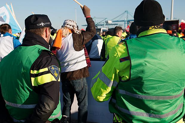 https://zaanstreek.sp.nl/nieuws/2018/12/havenarbeiders-en-politie-zijn-het-gesol-met-pensioen-zat