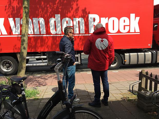 Voor de SP voor het eerst langs de deuren, aan de Wandelweg SP Zaanstreek Voor de SP voor het eerst langs de deuren, aan de Wandelweg SP Zaanstreek