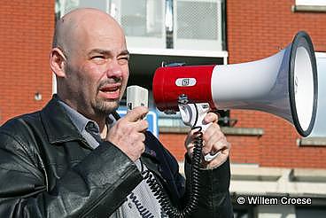 Strijdbare socialist Patrick Zoomermeijer met rode megafoon